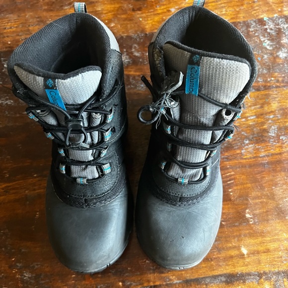 Size 5 Columbia boys rope tow boots. Blue/black - Picture 2 of 6